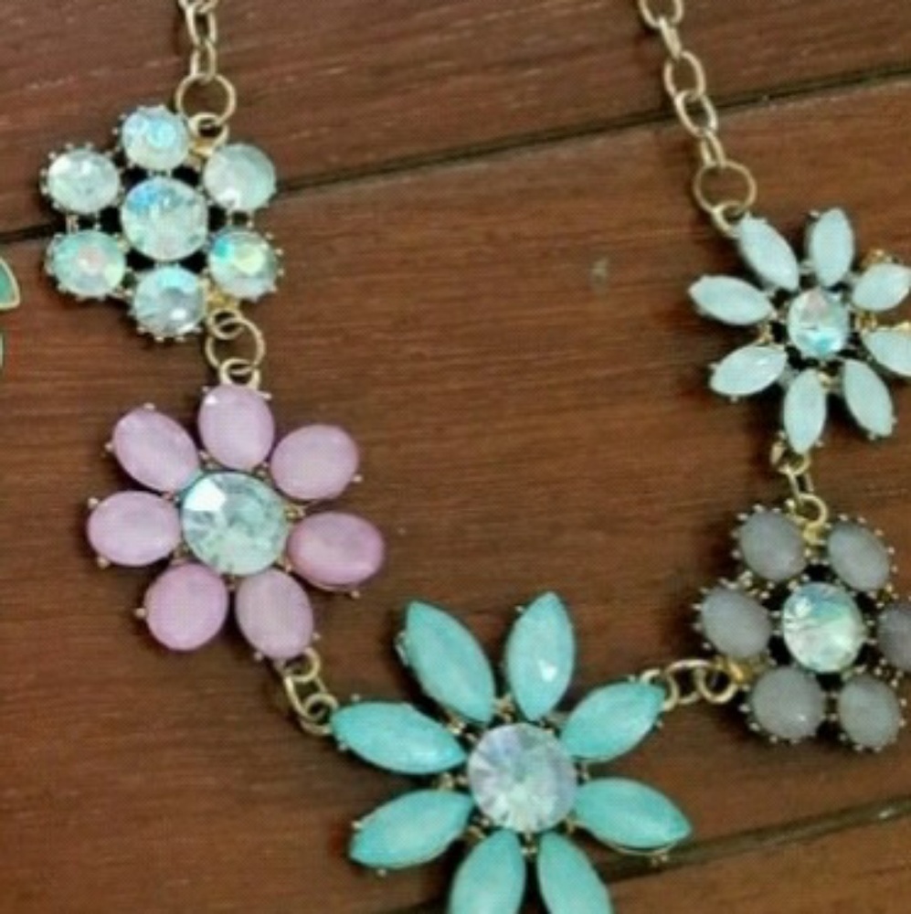 Floral statement necklace - Picture 3 of 3